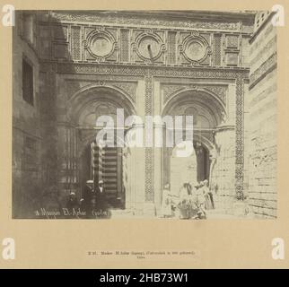 Der Eingang zur El Azhar Moschee, E 27. Moschee El Azhar (Eingang), (Universität erbaut 980). Kairo. (Titel auf Objekt), Ägypten (Serientitel)18. Moschee El Azhar (portes) (Titel auf Objekt), das Foto ist Teil der Serie von Fotografien aus Ägypten gesammelt von Richard Polak., Pascal Sébah (erwähnt auf Objekt), Egypte, c. 1888 - c. 1898, fotografischer Träger, Papier, Albumin-Druck, Höhe 208 mm × Breite 272 mmhöhe 555 mm × Breite 468 mm Stockfoto