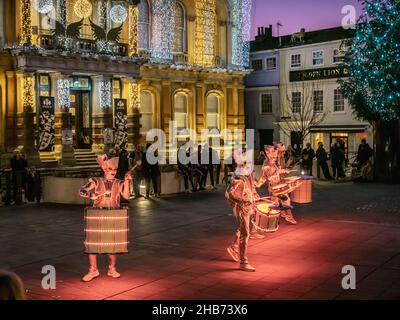 Ipswich, Suffolk, England - Dezember 16 2021: Spark Drum Band tritt vor dem Rathaus von Ipswich mit einer pulsierenden tänzerischen Performance auf Stockfoto