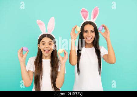 Ostervorbereitungen. Teen Mädchen Kind und Mutter Spaß haben. Kind und Frau halten bemalte Eier. Stockfoto