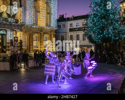 Ipswich, Suffolk, England - Dezember 16 2021: Spark Drum Band tritt vor dem Rathaus von Ipswich mit einer pulsierenden tänzerischen Performance auf Stockfoto