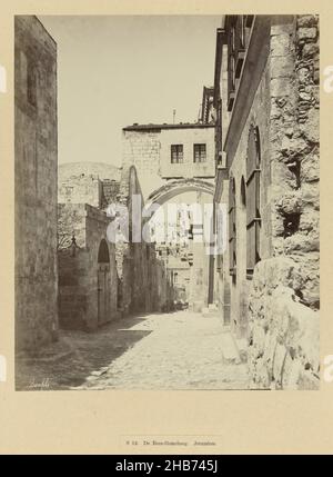 S 12. Der Ecce Homo Arch. Jerusalem (Titel auf Objekt), das Bild ist Teil von Richard Polaks gesammelter Fotoserie aus Israel, Palästina und Syrien., Bonfils (erwähnt auf Objekt), Israël, c. 1895 - c. 1915, fotografischer Träger, Papier, Albumin-Druck, Höhe 215 mm × Breite 272 mmhöhe 466 mm × Breite 556 mm Stockfoto