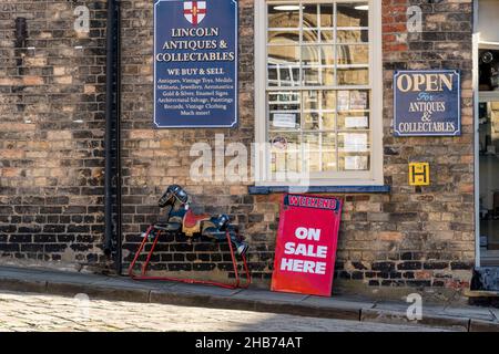 Black Mobo Schaukelpferd vor dem Antiquitätengeschäft The Strait Lincoln City 2021 Stockfoto