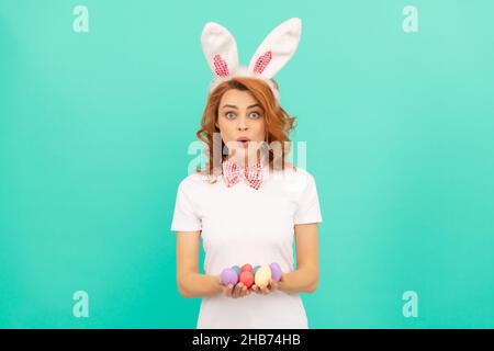 Ostern kommt. bunny Jagd beginnen. Nur Spaß haben. Bereit für die Party. bunny Dame mit bemalten Eiern Stockfoto