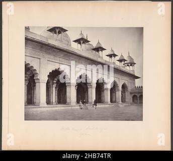 Blick auf die Moti Masjid in Agra, Motti Musjid. Pearl Mosque. Agra (Titel auf Objekt), Front of the Motee Musjid (Originaltitel), Samuel Bourne (vom Künstler signiert), Agra, 1864 - 1866, Papier, Albumendruck, Höhe 232 mm × Breite 292 mmhöhe 366 mm × Breite 416 mm Stockfoto