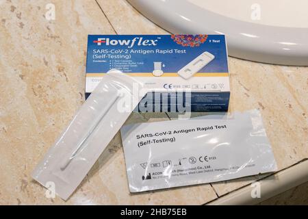 Madrid, Spanien. 15th Dez 2021. Dieses Foto zeigt einen (flowflex) COVID-19 Antigen Rapid Selbsttest. Test, um das COVID-19 selbst von zu Hause aus zu erkennen, dient diese Maßnahme dazu, positive zu erkennen und Ansteckung zu verhindern. (Foto von Alvaro Laguna/Pacific Press) Quelle: Pacific Press Media Production Corp./Alamy Live News Stockfoto