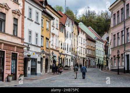 Ljubljana, Slowenien - 04 13 2018: Menschen, die im Frühling in den Straßen des alten Ljubljana spazieren Stockfoto