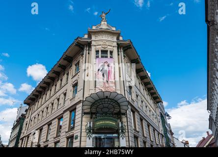 Ljubljana, Slowenien - 04 13 2018: Fassade der Kaiserlichen Galerie, einem hochwertigen Modeladen Stockfoto