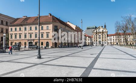 Ljubljana, Slowenien - 04 12 2018: Menschen gehen über den Marktplatz in der Altstadt mit großen rechteckigen Fliesen Stockfoto