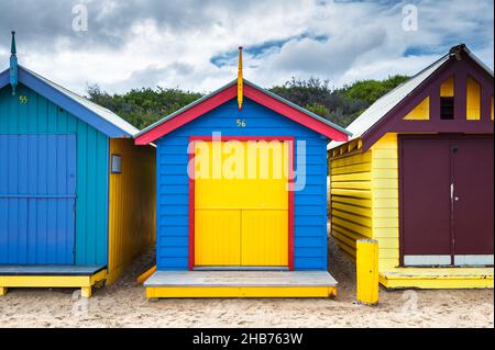 Farbenfrohe und berühmte Strandkisten am Brighton Beach in Melbourne. Stockfoto