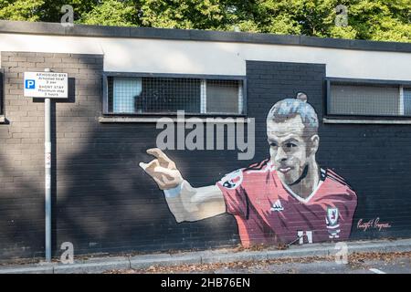 Gareth,Bale,Gareth Bale,Malerei,an,Wand,von,Umkleidekabinen in,Pontcanna,Cardiff.Ein spezielles Wandbild wurde 2016 in seiner Heimatstadt geschaffen, um an den historischen Moment von Wales zu erinnern, das sich zum ersten Mal seit 58 Jahren für die Euros qualifiziert hat und dann die Spitze ihrer Gruppe vor England beendete. Neben dem Stars aus Wales und Real Madrid werden Rugby-Spieler Sam Warburton und die Athleten Tanni Gray-Thompson und Colin Jackson auch an den Wänden der Umkleideräume auf den Pontcana-Spielfeldern auftreten. GB, Großbritannien, Großbritannien, Großbritannien, Europa, Europa Stockfoto