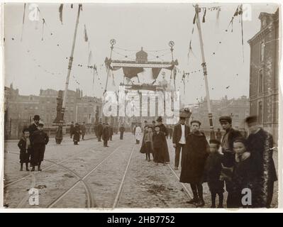 Der geschmückte Hogesluis, der zum Paleis voor Volksvlijt hin gesehen wurde, anlässlich der Hochzeit von Königin Wilhelmina und Prinz Hendrik, Amsterdam, Niederlande, der dekorierte Hogesluis, der zum Paleis voor Volksvlijt gesehen wurde, anlässlich der Hochzeit von Königin Wilhelmina und Prinz Hendrik, Amsterdam, Niederlande. Mehrere Menschen blicken in die Kamera des Fotografen. Eine von Pferden gezeichnete Straßenbahn fährt auf der Brücke., anonym, Amsterdam, 1901, fotografische Unterstützung, Höhe 120 mm × Breite 160 mm Stockfoto