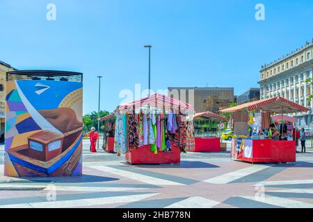 Kleinunternehmen, die auf dem 15. November Platz im Stadtzentrum Kleidung und Souvenirs verkaufen. 17. Dezember 2021 Stockfoto