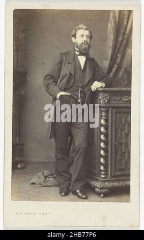 Porträt eines unbekannten Mannes, Robert Jefferson Bingham (auf Objekt erwähnt), Paris, 1859 - 1870, fotografische Unterstützung, Karton, Albumindruck, Höhe 89 mm × Breite 56 mmhöhe 103 mm × Breite 63 mm Stockfoto