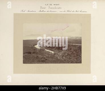 Blick auf Sandown Bay auf Isle of Wight, Angleterre. Défense des Côtes. Aufklärungsarbeiten von 1891. Fotografien (Serientitel), Foto aus einem Album von 35 topografischen Fotografien von britischen Küstenstädten, auf denen militärische Verteidigung von einem französischen Soldaten in Stift angegeben wird., anonym, Großbritannien, 1891, Papier, Albumin-Print, Höhe 142 mm × Breite 205 mm Stockfoto