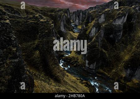 Berühmte Fjaðrárgljúfur-Schlucht im Süden Islands. Stockfoto