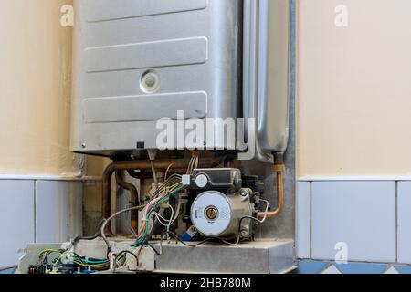 Service-Techniker am Gaskessel für Warmwasser und Heizung Stockfoto