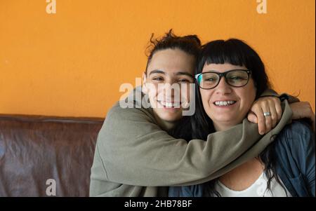 Der Teenager-bot umarmte seine Mutter liebevoll Stockfoto