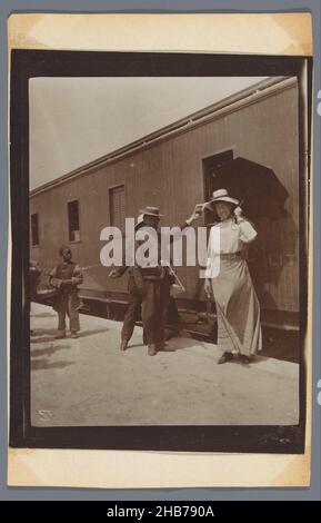 Eine Frau (Miss Ronse) im Zug von Hankow nach Peking, China, Jan Adriani (zugeschrieben), China, 1907, fotografische Unterstützung, Papier, Höhe 104 mm × Breite 81 mm Stockfoto