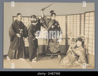 Zwei Männer und zwei Frauen in Kimono, Japan Stockfoto