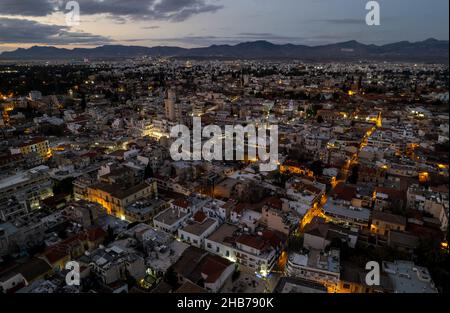 Luftdrohnenaufnahme des Stadtbildes von Nikosia in Zypern bei Sonnenuntergang Stockfoto