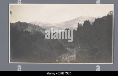 Berglandschaft mit Wäldern, Nikko, Japan, Jan Adriani (Kreis), Japan, 1907, Papier, Silbergelatine-Druck, Höhe 78 mm × Breite 137 mm Stockfoto