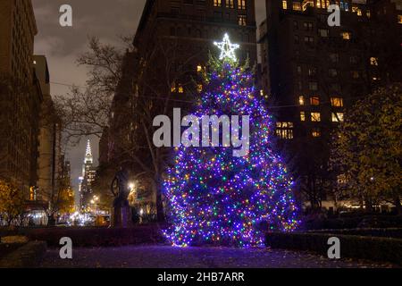 Der Weihnachtsbaum im Gramercy Park mit dem Chrysler Building im Hintergrund. (Foto: Gordon Donovan) Stockfoto