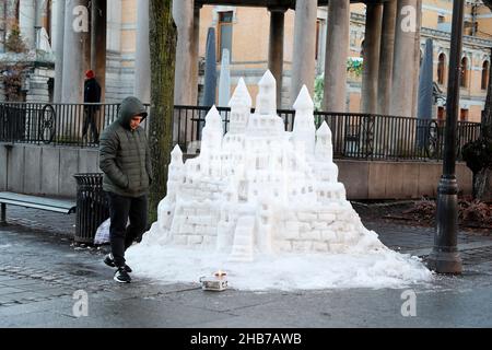 Oslo, Norwegen. 17th Dez 2021. Norwegen ist stark von neuen Infektionen durch Corona betroffen. Das Land entscheidet sich jetzt für strenge Beschränkungen. Obligatorische Gesichtsmaske, Alkohol ist seit dem 9. November aus Restaurants und Bars in Oslo verboten. Oslana, Norwegen, am 17. Dezember 2021. Foto von Marius Gulliksrud/Stella Pictures/ABACAPRESS.COM Quelle: Abaca Press/Alamy Live News Stockfoto