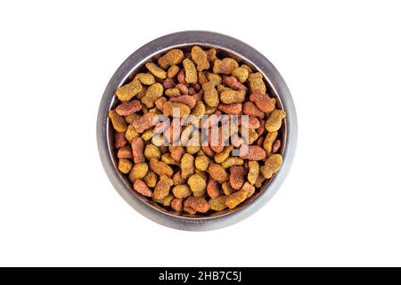Draufsicht auf braune kibble Stücke für Katzenfutter in einer Metallschale isoliert auf weißem Hintergrund. Gesundes trockenes Tierfutter. Stockfoto