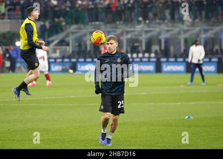 Mailand, Italien. 12th Dez 2021. Italien, Mailand, 12 2021. dezember: NicolÃ² Barella (Inter Mittelfeldspieler) dribbelt beim Aufwärmen über das Fußballspiel FC INTER gegen CAGLIARI, Serie A 2021-2022 day17, San Siro Stadion (Bildnachweis: © Fabrizio Andrea Bertani/Pacific Press via ZUMA Press Wire) Stockfoto