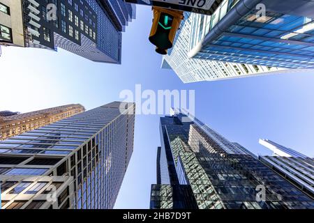 Blick auf die Wolkenkratzer auf der Lexington Avenue und der 53rd Street in New York City. (Foto: Gordon Donovan) Stockfoto