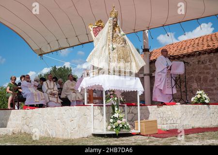 KUKLJICA, KROATIEN - 5. AUG 2021: Priester beten während der Messe „Unsere Liebe Frau vom Schnee“ auf der Insel Ugljan, Kroatien Stockfoto