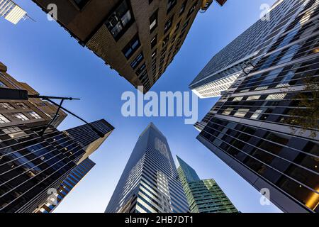 Blick auf die Gebäude in der E. 54th Street und Lexington Avenue in New York City. (Foto: Gordon Donovan) Stockfoto