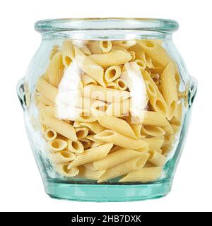 Pennette rigate. Rohe Pasta in einem Glasgefäß zur Lagerung von Schüttgütern. Isoliert auf weißem Hintergrund. Datei enthält Beschneidungspfad. Stockfoto