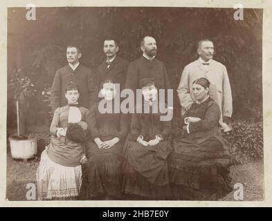 Gruppenportrait einer französischen Familie, Teil des Albums eines französischen Amateurfotografen mit Aufnahmen von Familie, Militär, Industrie, Landschaften und Sehenswürdigkeiten in Frankreich., anonym, Frankreich, Aug-1885, fotografische Unterstützung, Albumin-Print, Höhe 103 mm × Breite 135 mm Stockfoto