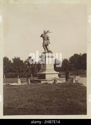 Statue von Jean de Grouchy in Harfleur, Teil des Albums eines französischen Amateurfotografen mit Aufnahmen von Familie, Militär, Industrie, Landschaften und Sehenswürdigkeiten in Frankreich., Anonym, Harfleur, Aug-1883, fotografische Unterstützung, Albumin-Print, Höhe 135 mm × Breite 103 mm Stockfoto