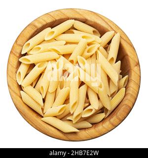 Pennette rigate. Rohe Pasta in einem Teller isoliert auf weißem Hintergrund. Draufsicht. Datei enthält Beschneidungspfad. Stockfoto