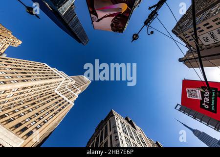 Blick auf Gebäude in der W. 34rd Street in der Nähe der Seventh Avenue in New York City. (Foto: Gordon Donovan) Stockfoto