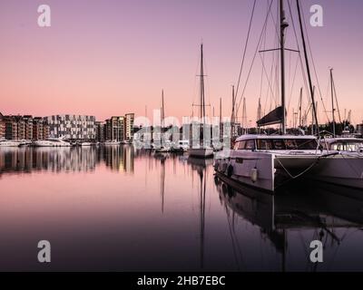 Ipswich, Suffolk, England - Dezember 16 2021: Ipswich Marina am Wasser rosa Sonnenuntergang mit wolkenlosem Himmel und markanten Reflexionen Stockfoto