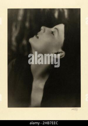 Porträt des Filmstars Greta Garbo, Porträt von Greta Garbo, Arnold Genthe (auf Objekt erwähnt), Vereinigte Staaten von Amerika, 1925, Barytapapier, Silbergelatine-Druck, Höhe 323 mm × Breite 240 mm Stockfoto