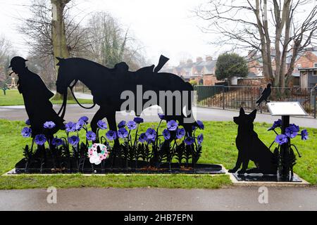 War Horse, Silhouette Denkmal für die im Kriegsdienst getöteten Tiere. Lila Mohnblumen. Wyndham Park, Grantham, Lincolnshire, England. Stockfoto