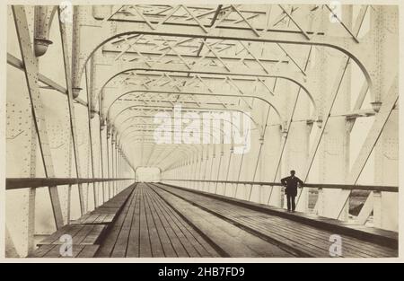 Mann auf der fertigen Brücke über den Fluss Waal bei Culemborg, Pieter Oosterhuis, Verlag: Blom en Olivierse, Culemborg, 1868, Karton, Albumendruck, Höhe 236 mm × Breite 315 mmhöhe 107 mm × Breite 167 mm Stockfoto