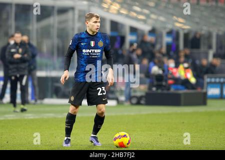 12. Dezember 2021, Mailand, Italien: Italien, Mailand, 12 2021. dezember: NicolÃ² Barella (Inter-Mittelfeldspieler) dribbelt in der ersten Halbzeit während des Fußballspiels FC INTER gegen CAGLIARI, Serie A 2021-2022 day17, San Siro Stadion (Bildnachweis: © Fabrizio Andrea Bertani/Pacific Press via ZUMA Press Wire) Stockfoto