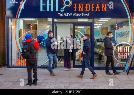 Eat Indian on Fishergate, Preston, Großbritannien. Dez 2021. Ein neues Imbiss namens „The Art of Indian Foods“ wurde eröffnet. Eat Indian, ein neues Geschäft im Stadtzentrum, hat den ehemaligen Schokoladenladen Thortons übernommen, der Anfang des Jahres geschlossen hat. Quelle: MediaWorldImages/Alamy Live News Stockfoto