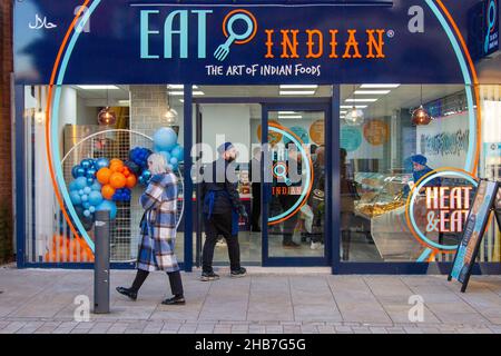 Eat Indian on Fishergate, Preston, Großbritannien. Dez 2021. Ein neues Imbiss namens „The Art of Indian Foods“ wurde eröffnet. Eat Indian, ein neues Geschäft im Stadtzentrum, hat den ehemaligen Schokoladenladen Thortons übernommen, der Anfang des Jahres geschlossen hat. Quelle: MediaWorldImages/Alamy Live News Stockfoto