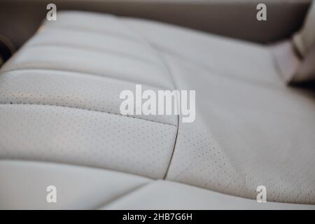 Innenraum eines Autos mit weißen Ledersitzen Stockfoto
