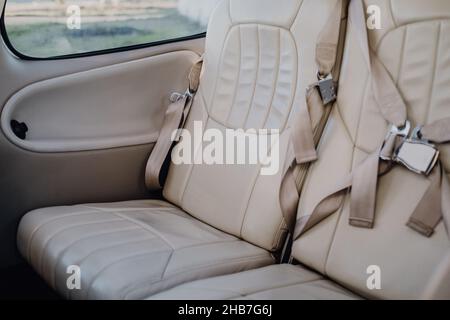 Innenraum eines Autos mit weißen Ledersitzen Stockfoto