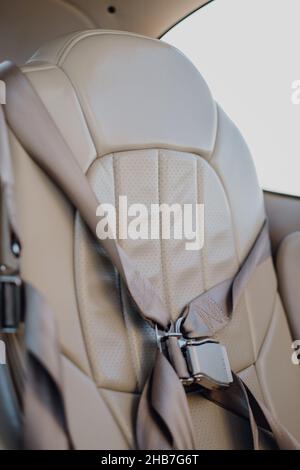 Innenraum eines Autos mit weißen Ledersitzen Stockfoto