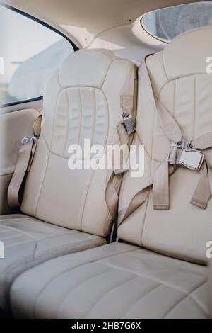 Innenraum eines Autos mit weißen Ledersitzen Stockfoto