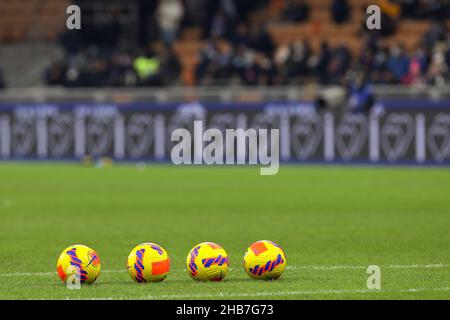12. Dezember 2021, Mailand, Italien: Italien, Mailand, 12 2021. dezember: Offizielle Winterbälle der Serie A Tim 2021-2022 während des Fußballspiels FC INTER gegen CAGLIARI, Serie A 2021-2022 day17, San Siro Stadion (Bildnachweis: © Fabrizio Andrea Bertani/Pacific Press via ZUMA Press Wire) Stockfoto