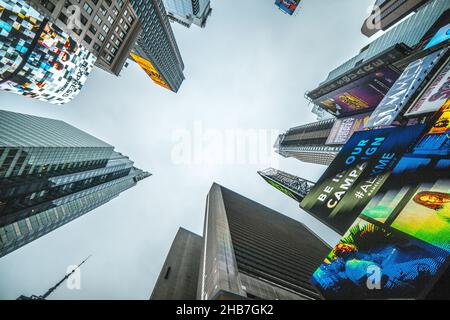 NEW YORK, USA - 12. Jun 2018: Eine Aufnahme von Gebäuden und Wolkenkratzern in New York, Time Square, USA Stockfoto